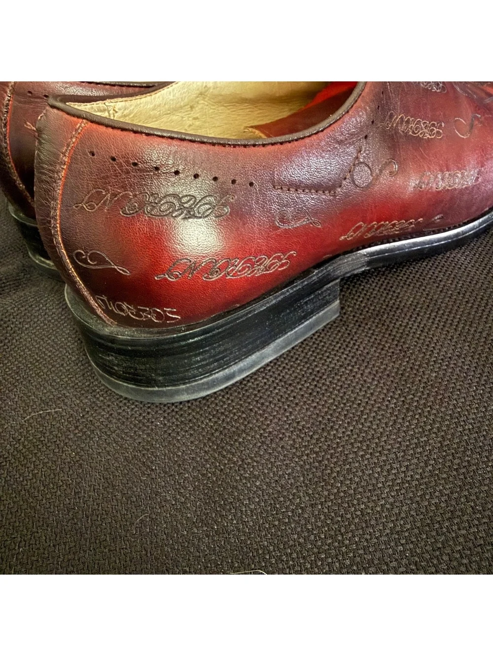 Carrucci Mens Graffiti Script Leather Wholecut Oxfords Burgundy Patina Size 10
